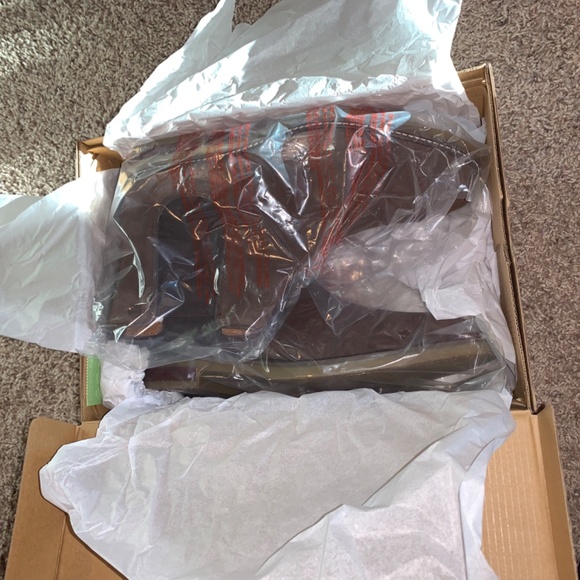 NIB- Clark’s suede boots men’s size 11 comfy memory foam brand name boots - Picture 7 of 8